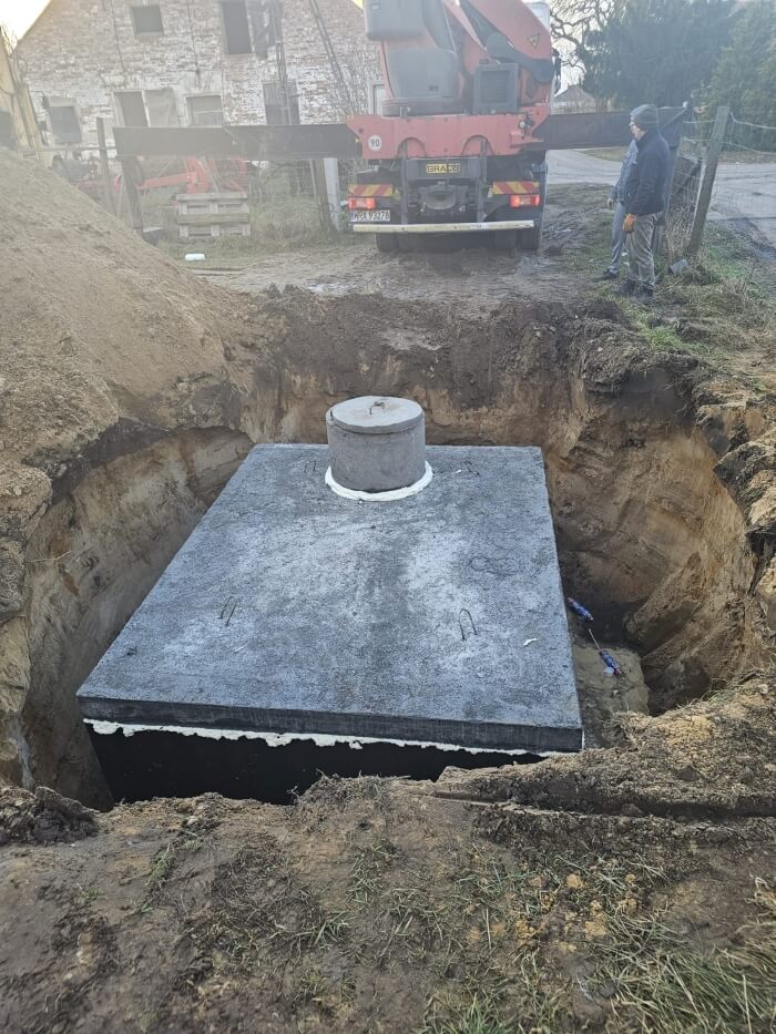 Montáž tesnej betónovej žumpy pomocou žeriavu HDS. Realizácia pre klienta z Kysucké Nové Mesto